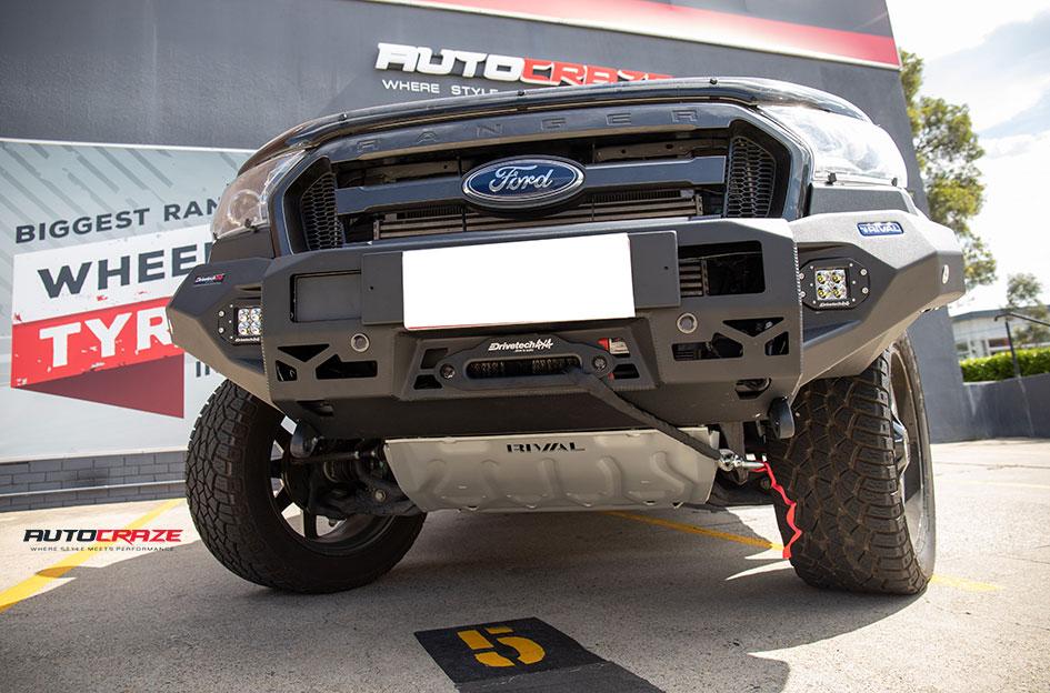 FORD RANGER MO970 GLOSS GREY CENTRE WITH BLACK LIP